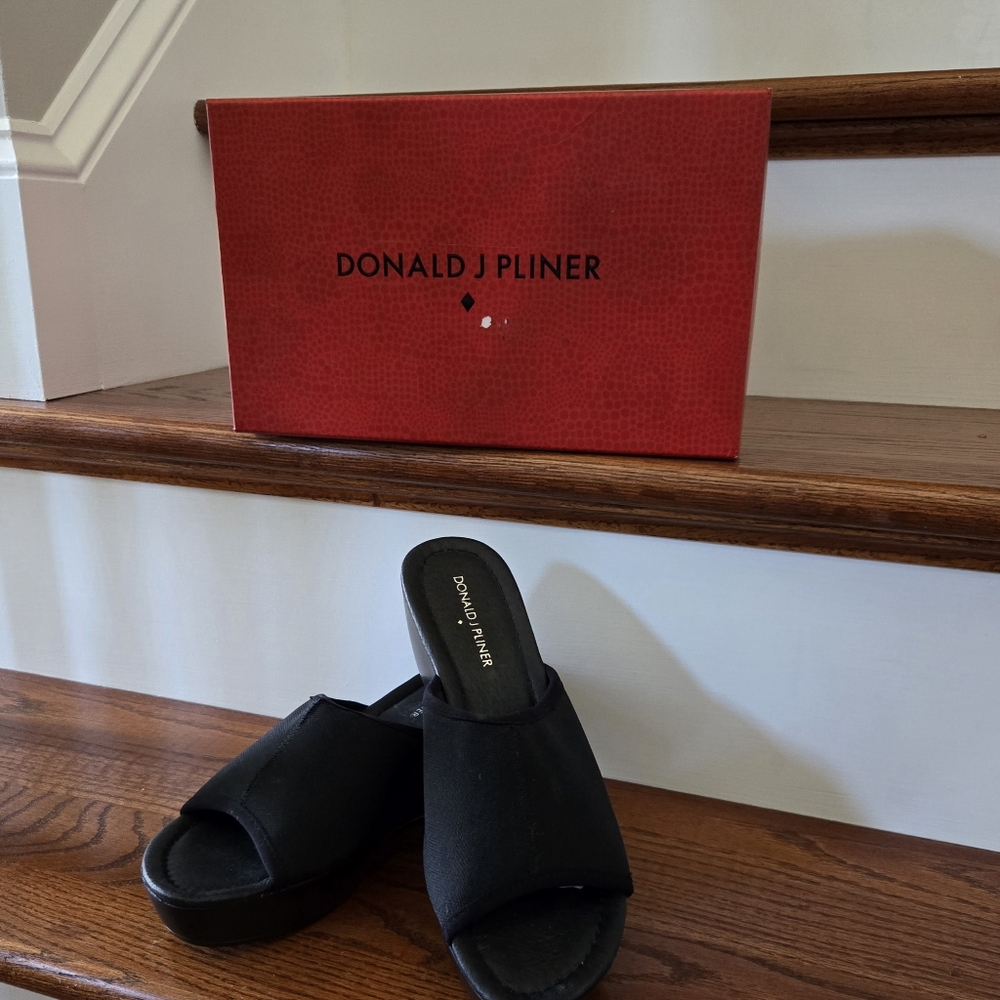 Donald Pliner Black Crepe